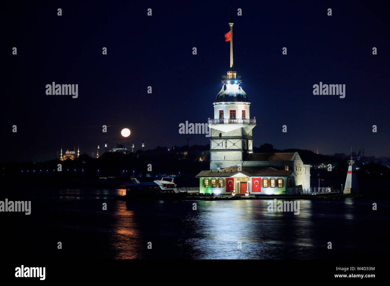 Tour de la jeune fille, Istanbul. Historique Vue de nuit sur la Tour de la jeune fille avec la lune. Banque D'Images