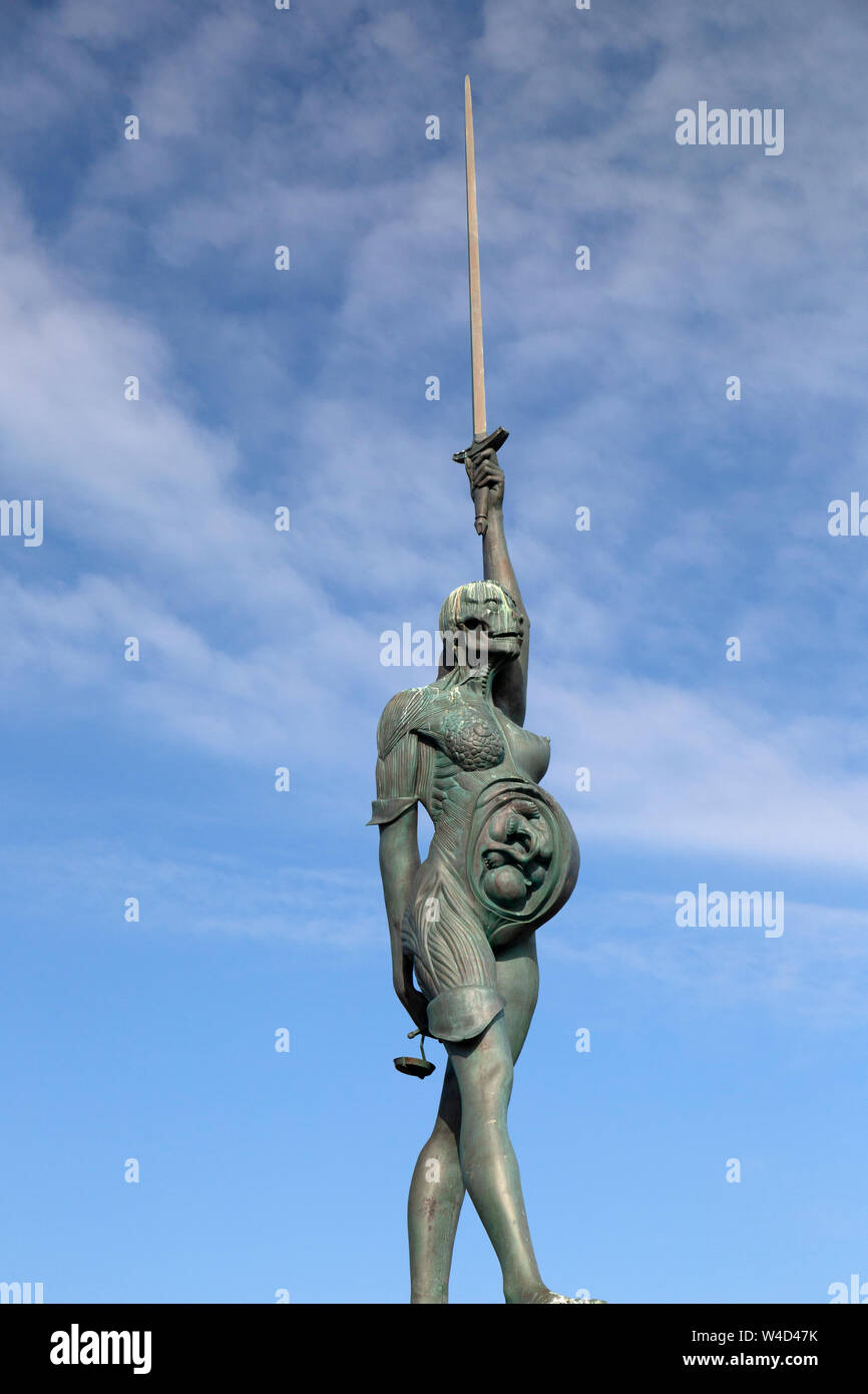 Verity. Une statue en bronze et en acier inoxydable par Damien Hirst, sur la jetée d'entrée dans la ville d'Ifracombe, dans le Devon (Angleterre). Érigée en 2012. Banque D'Images