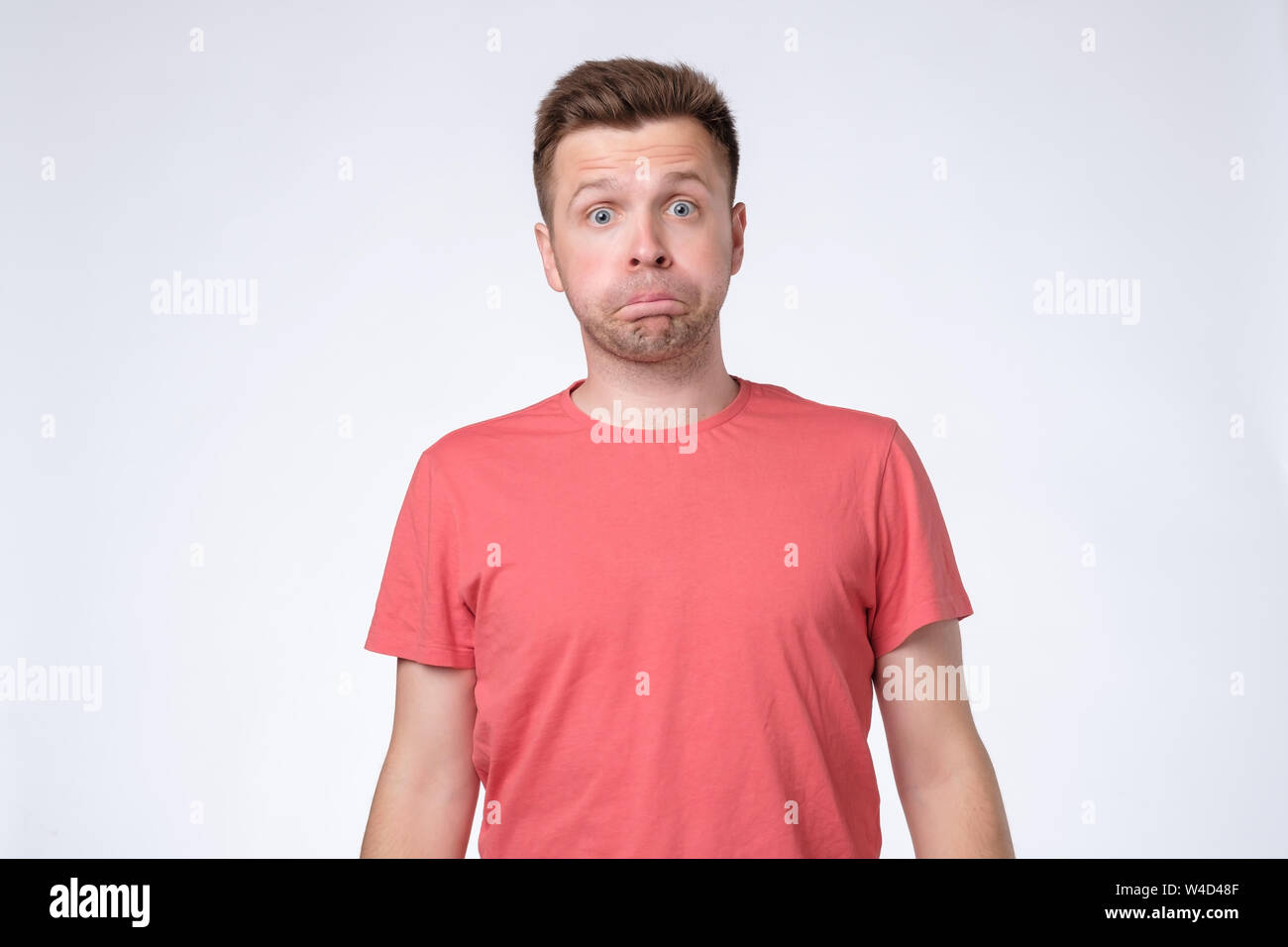 Les jeunes en colère caucasian man coups joues, n'a assez d'expression. Banque D'Images