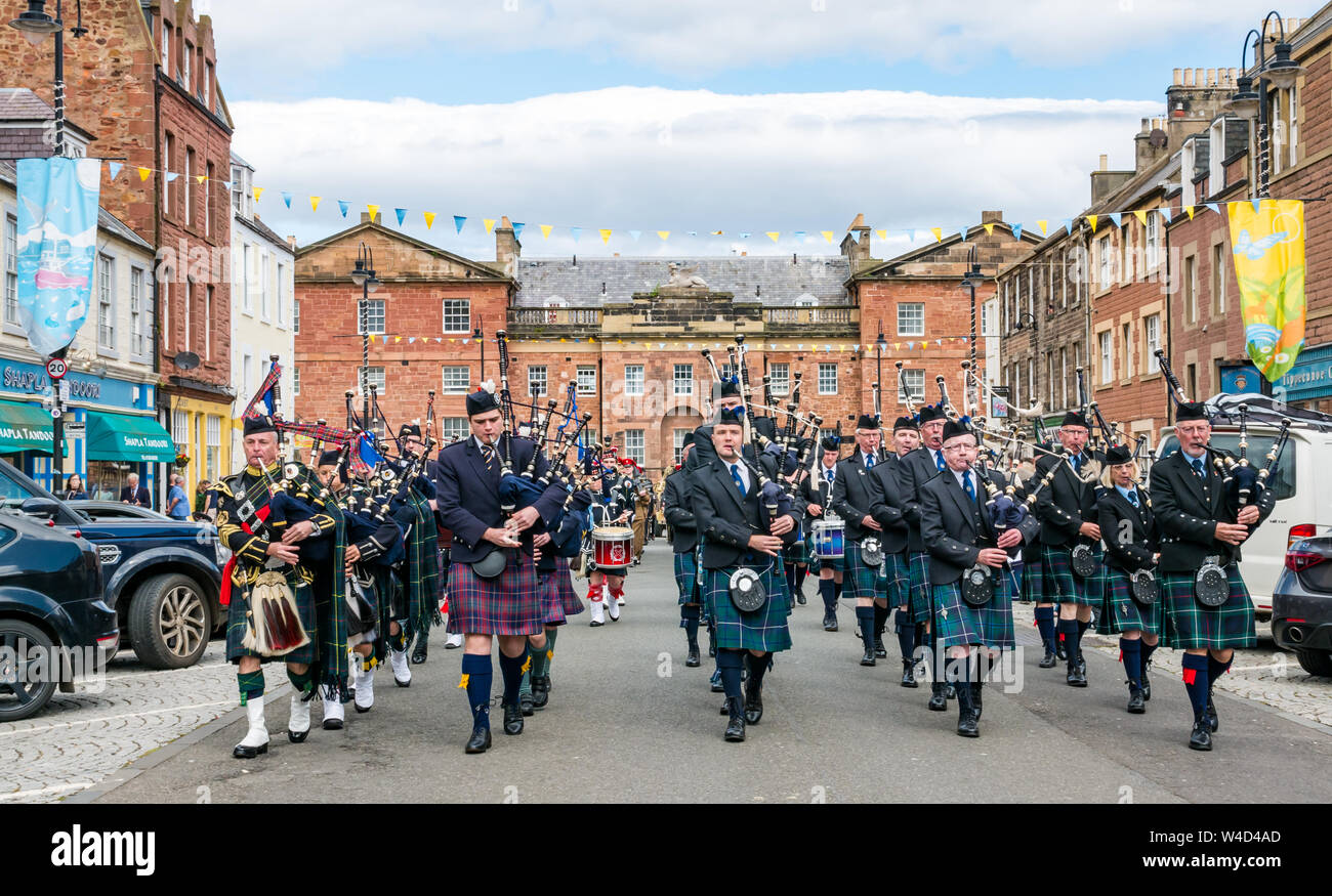 Pipe Band écossais traditionnels défilés bas High Street, Dunbar, East Lothian, Scotland, UK Banque D'Images