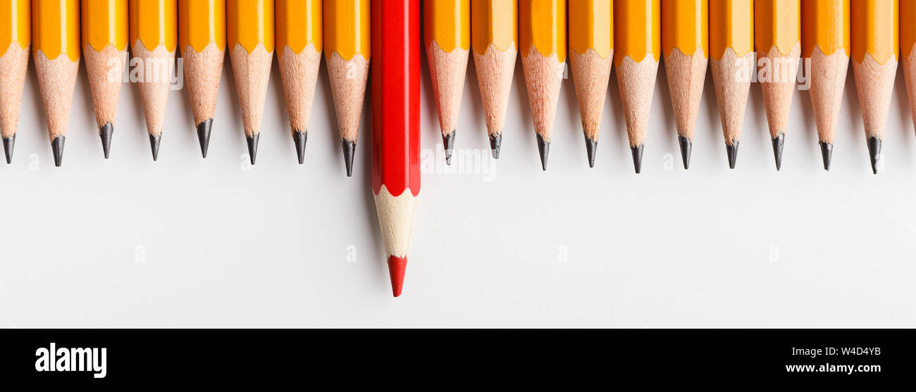 Crayon rouge sortant hors de ligne avec classiques Banque D'Images