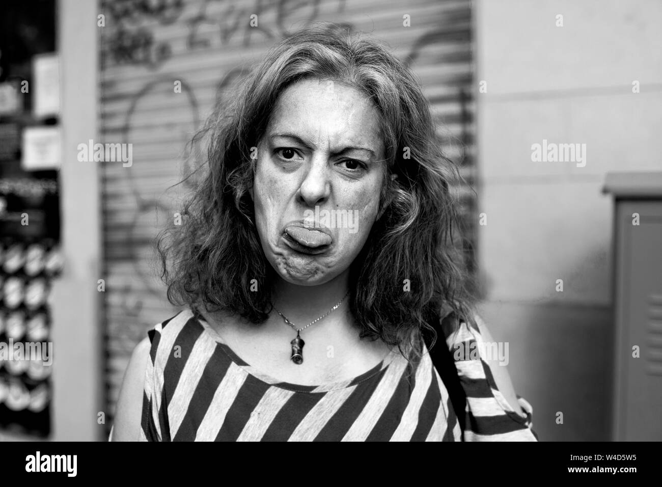 Femme alcoolique en colère dans la rue, Barcelone, Espagne. Banque D'Images
