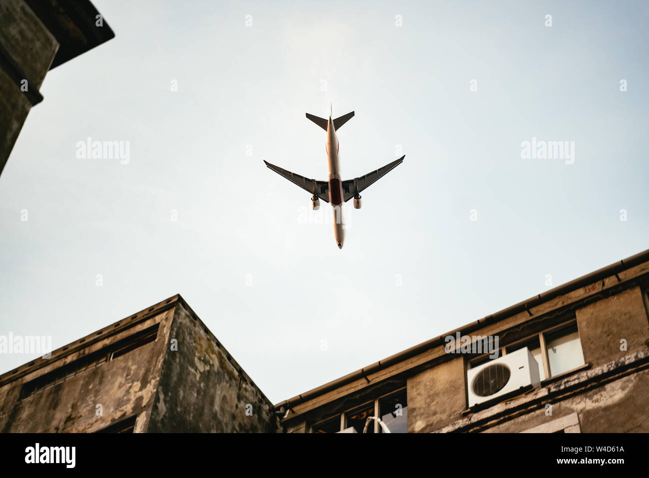 Volant au-dessus de l'avion au-dessus de la LX Factory Banque D'Images