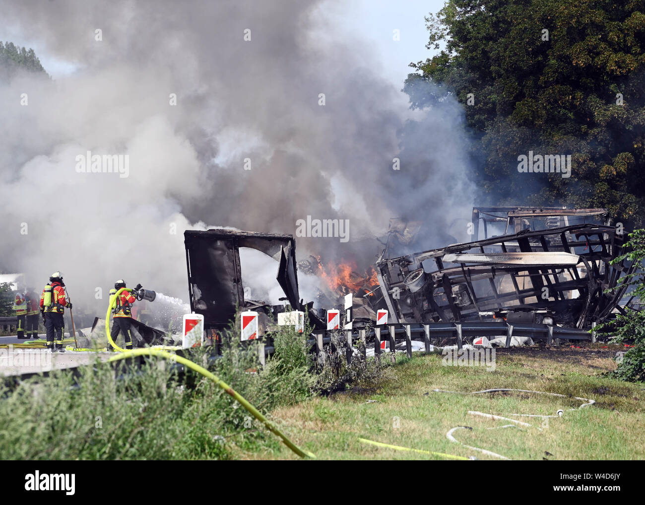 Karlsruhe, Allemagne. 22 juillet, 2019. Les pompiers éteindre les véhicules sur l'autoroute 5, près de Karlsruhe. Après une collision par l'arrière entre un camion et une voiture sur l'autoroute, un incendie éclate. Selon un porte-parole de la police, les détails de la cause et les éventuelles victimes n'étaient pas connus au début. Selon des témoins, le développement de fumée pourrait être vu de nombreux kilomètres. Credit : Uli Deck/dpa/Alamy Live News Banque D'Images