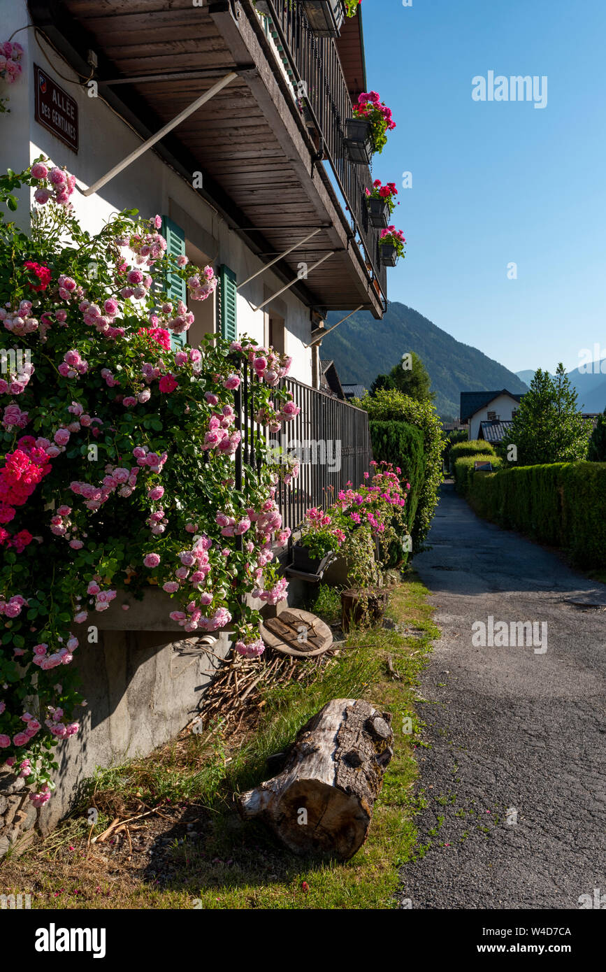 Maison au coeur de la montagne près de Chamonix Mont Blanc, France sur une journée ensoleillée avec des arbres verts et ciel bleu, Chamonix-Mont-Blanc Rhone-Alpes Fra Banque D'Images