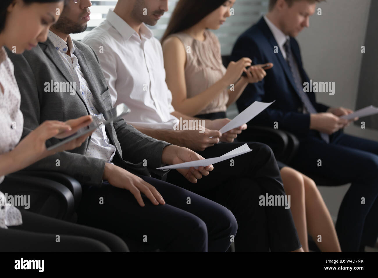 Concept de ressources humaines, la diversité des gens d'affaires requérants s'asseoir dans la rangée Banque D'Images