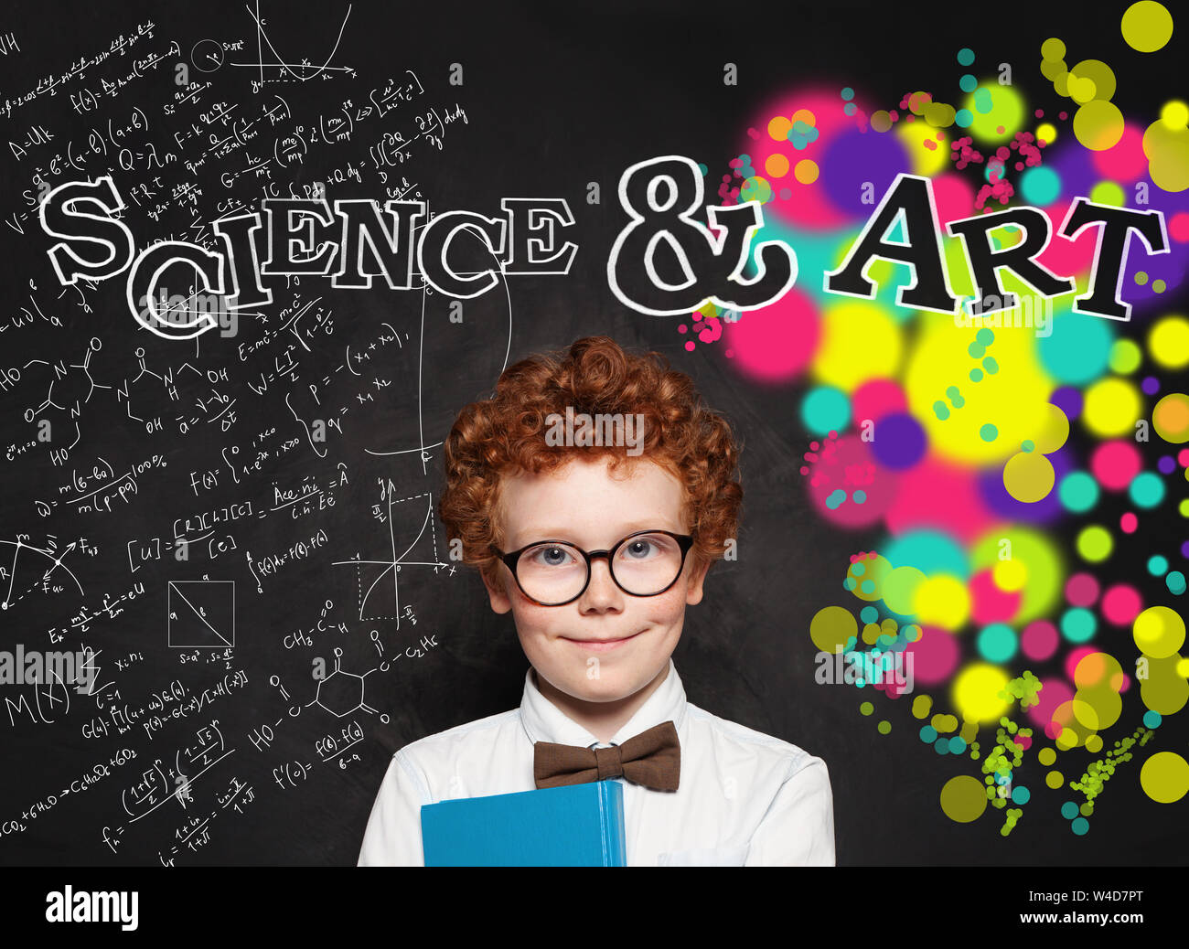 Enfant studieux érudit de verres sur fond noir avec motif de la science et l'art de la formule Banque D'Images