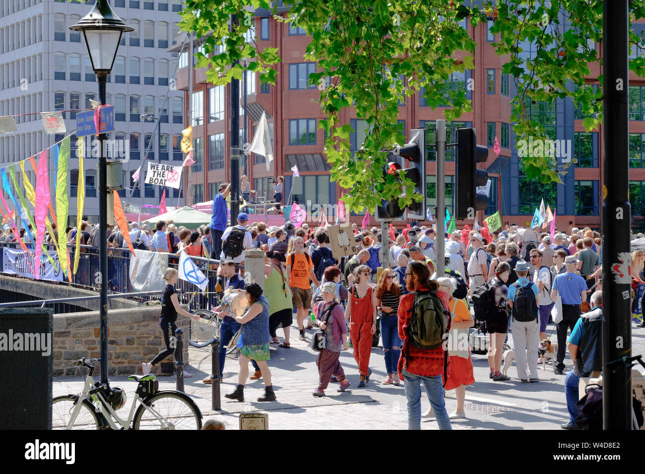 Dans le cadre de l'extinction d'un mouvement de rébellion soulèvement groupe ont occupé Bristol Bridge dans le centre de la ville. La protestation est d'élever un Banque D'Images