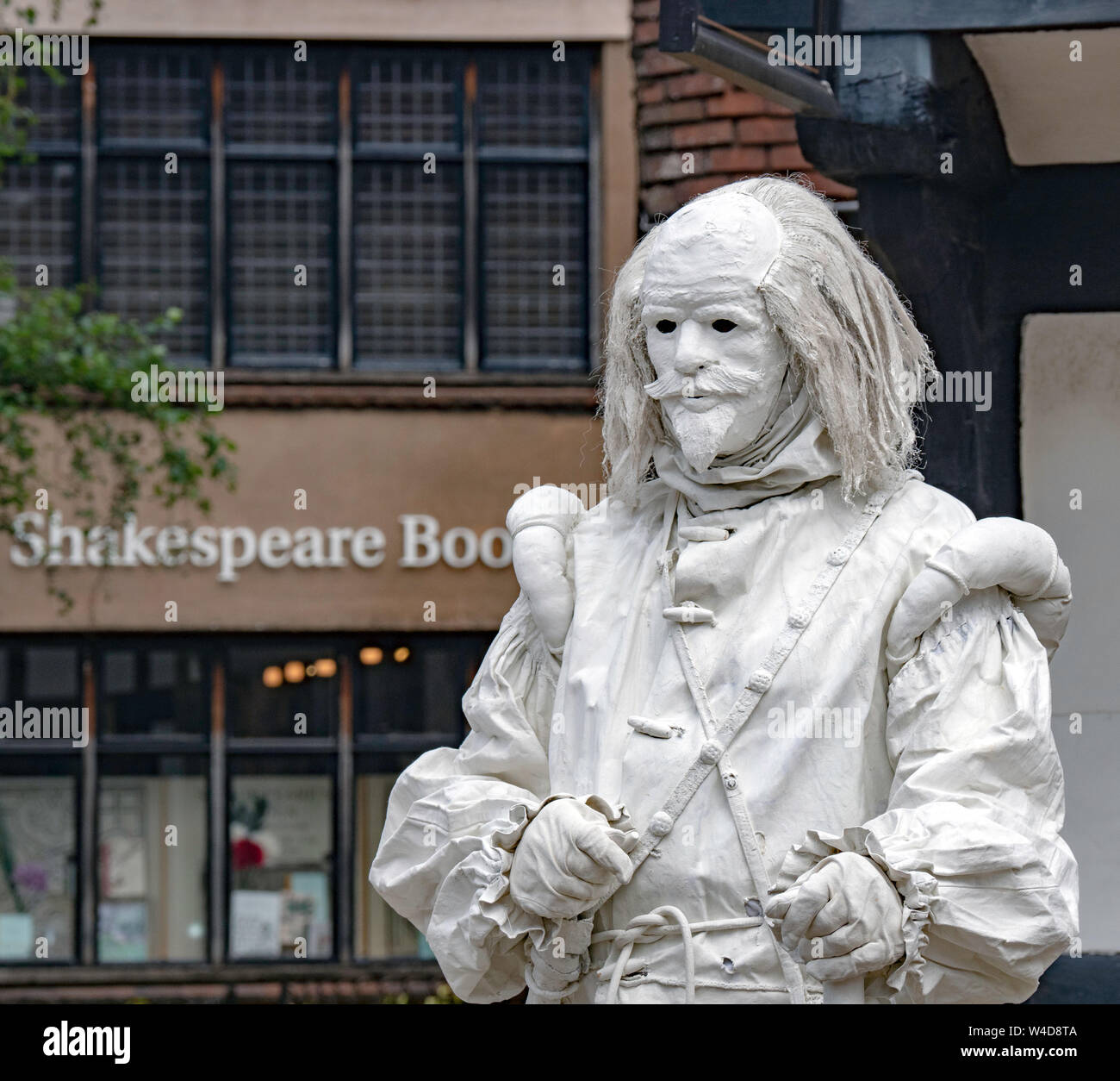 Shakespeares Ghost - un artiste de rue à Stratford-upon-Avon. Banque D'Images