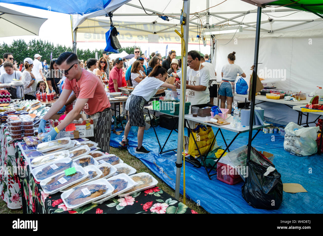 Un étal vendant Filipino foods à un événement culturel philippin à Londres. Banque D'Images