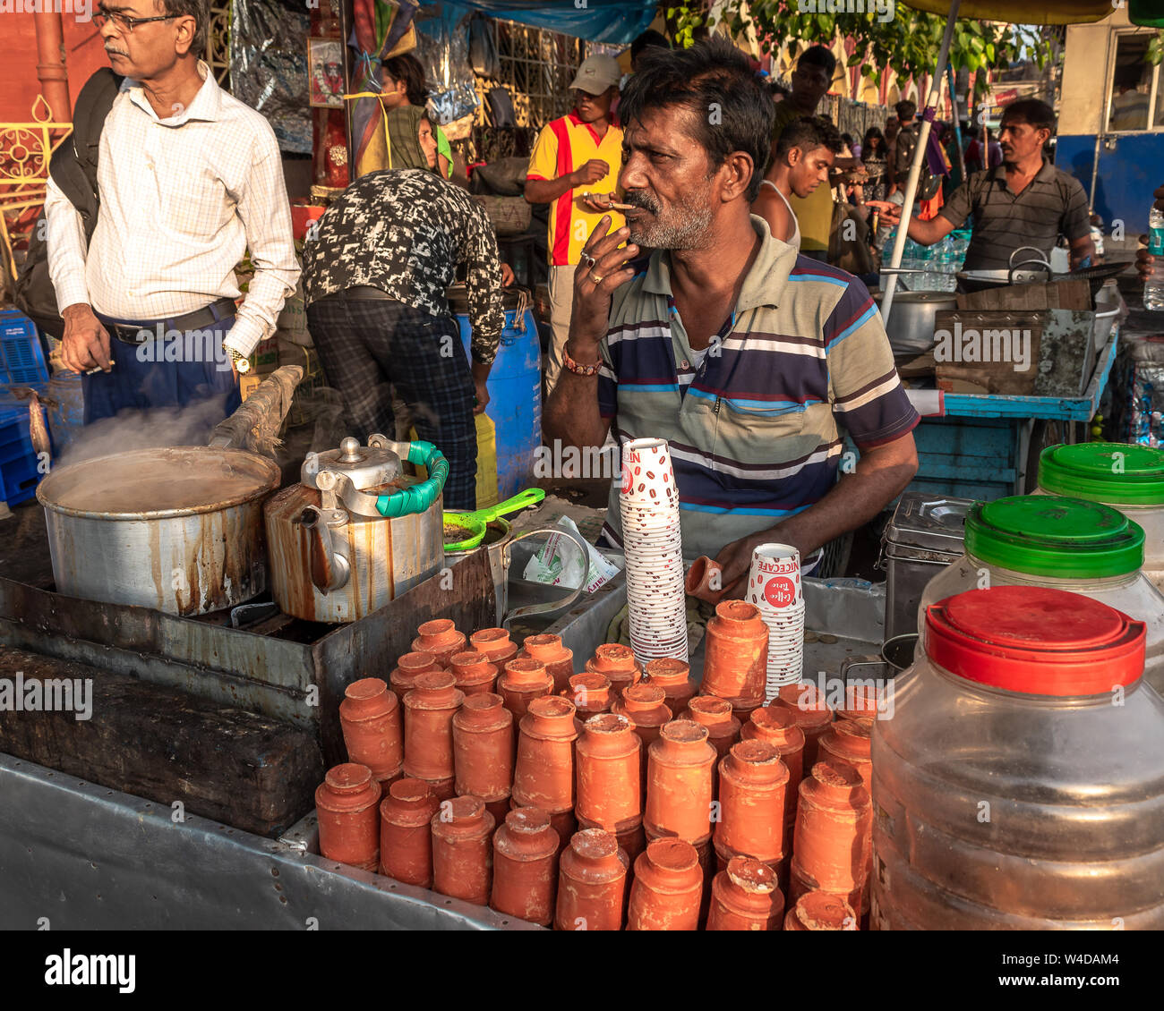 Un vendeur de thé non identifié, la fabrication et la vente de thé sur la rue de Calcutta. Banque D'Images