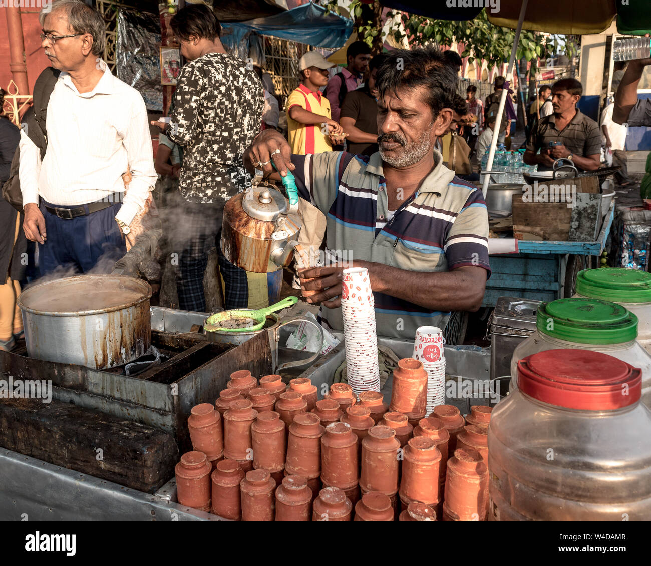 Un vendeur de thé non identifié, la fabrication et la vente de thé sur la rue de Calcutta. Banque D'Images