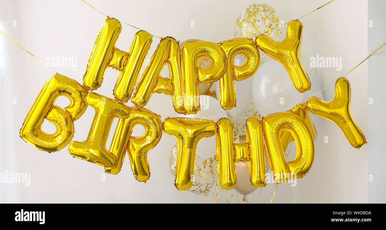Joyeux Anniversaire doré mots faits de ballons Banque D'Images