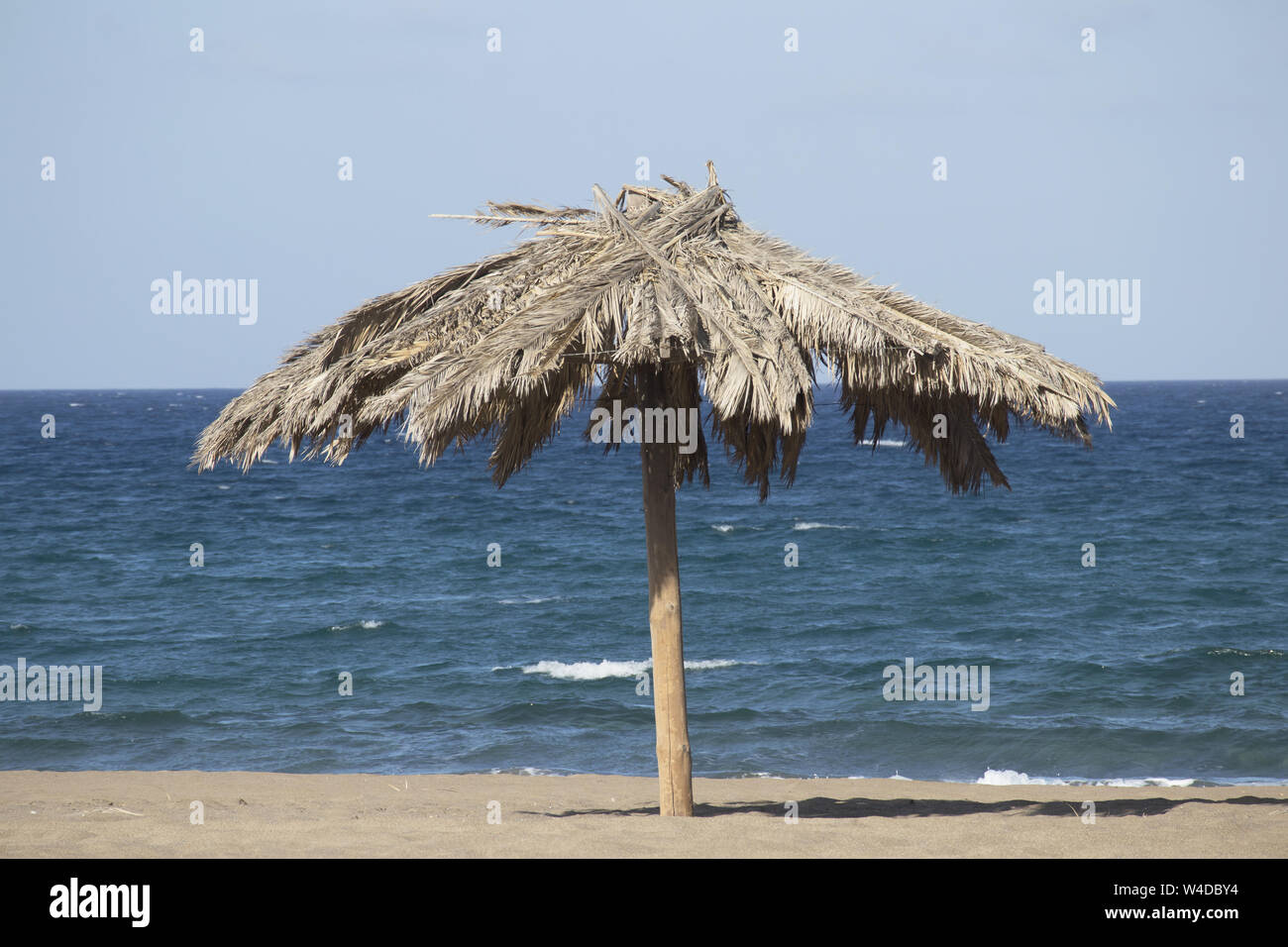 Parasol de feuilles de palmier séchées, Paleochora, Sud Ouest de la Crète,  Grèce Photo Stock - Alamy