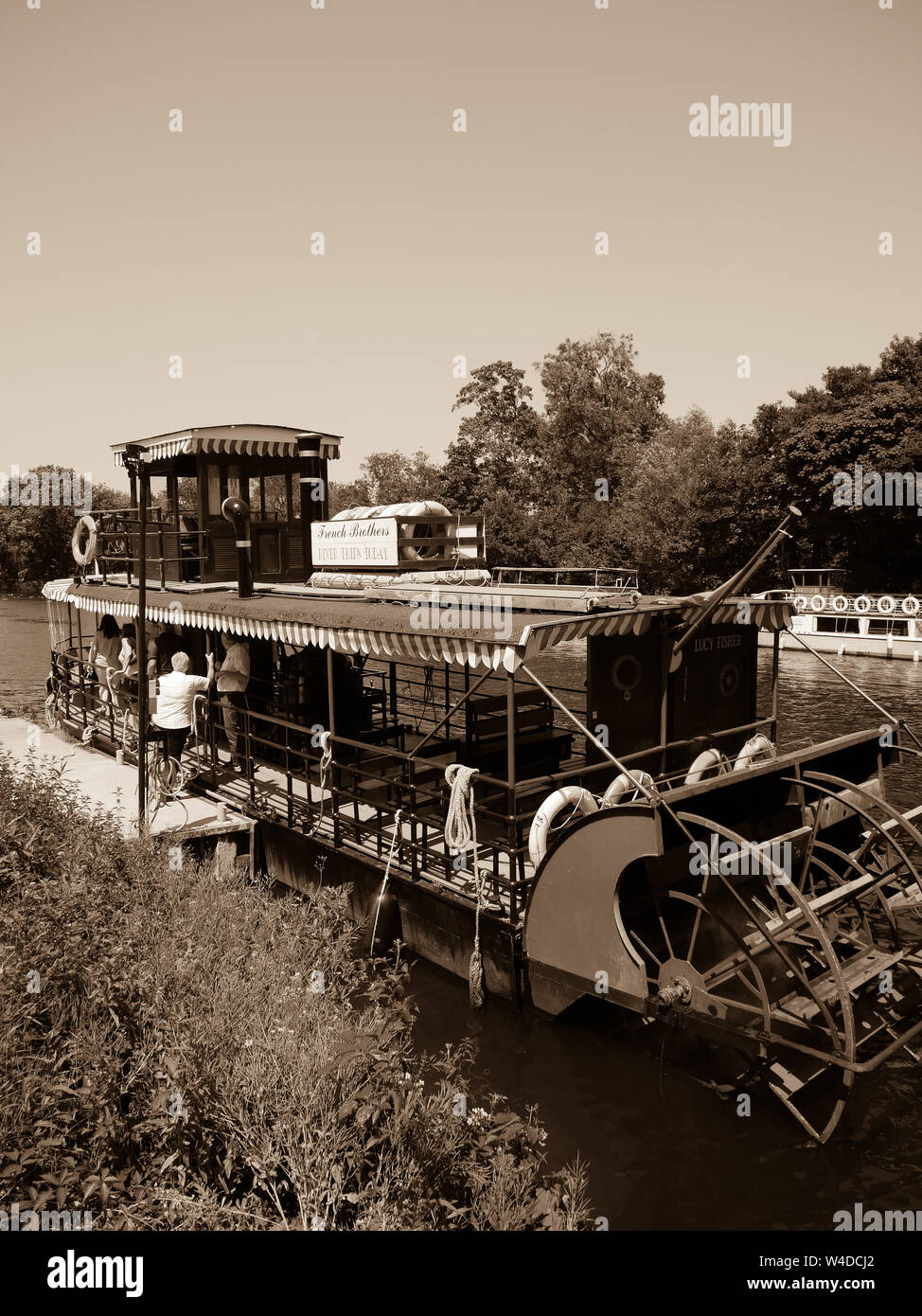 Runneymede à Windsor, Paddle Boat Trip, Lucy Fisher, Runneymede, Surrey, Angleterre, Royaume-Uni. Banque D'Images