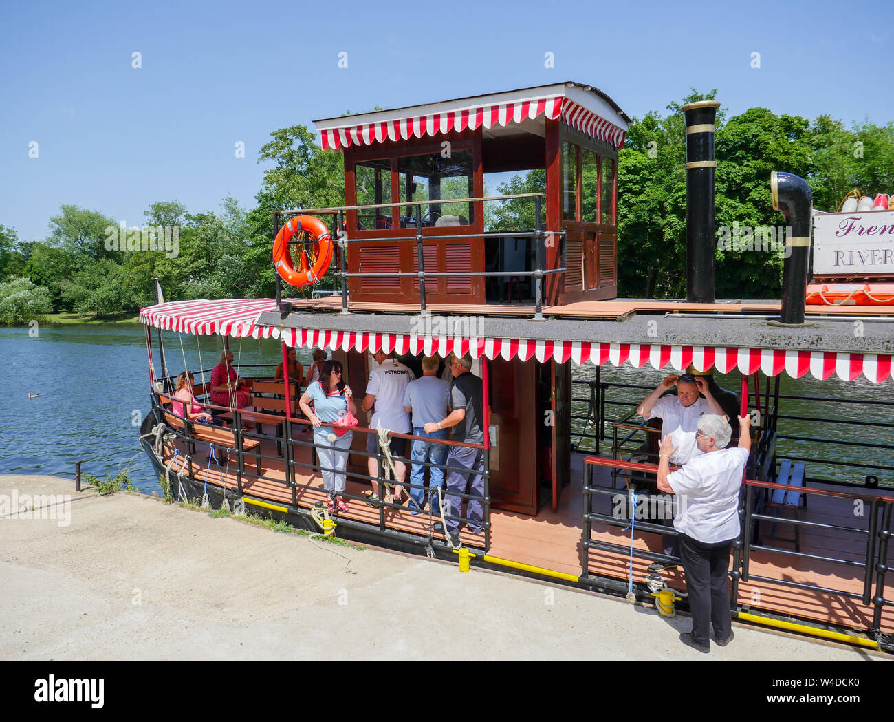 Runneymede à Windsor, Paddle Boat Trip, Lucy Fisher, Runneymede, Surrey, Angleterre, Royaume-Uni. Banque D'Images