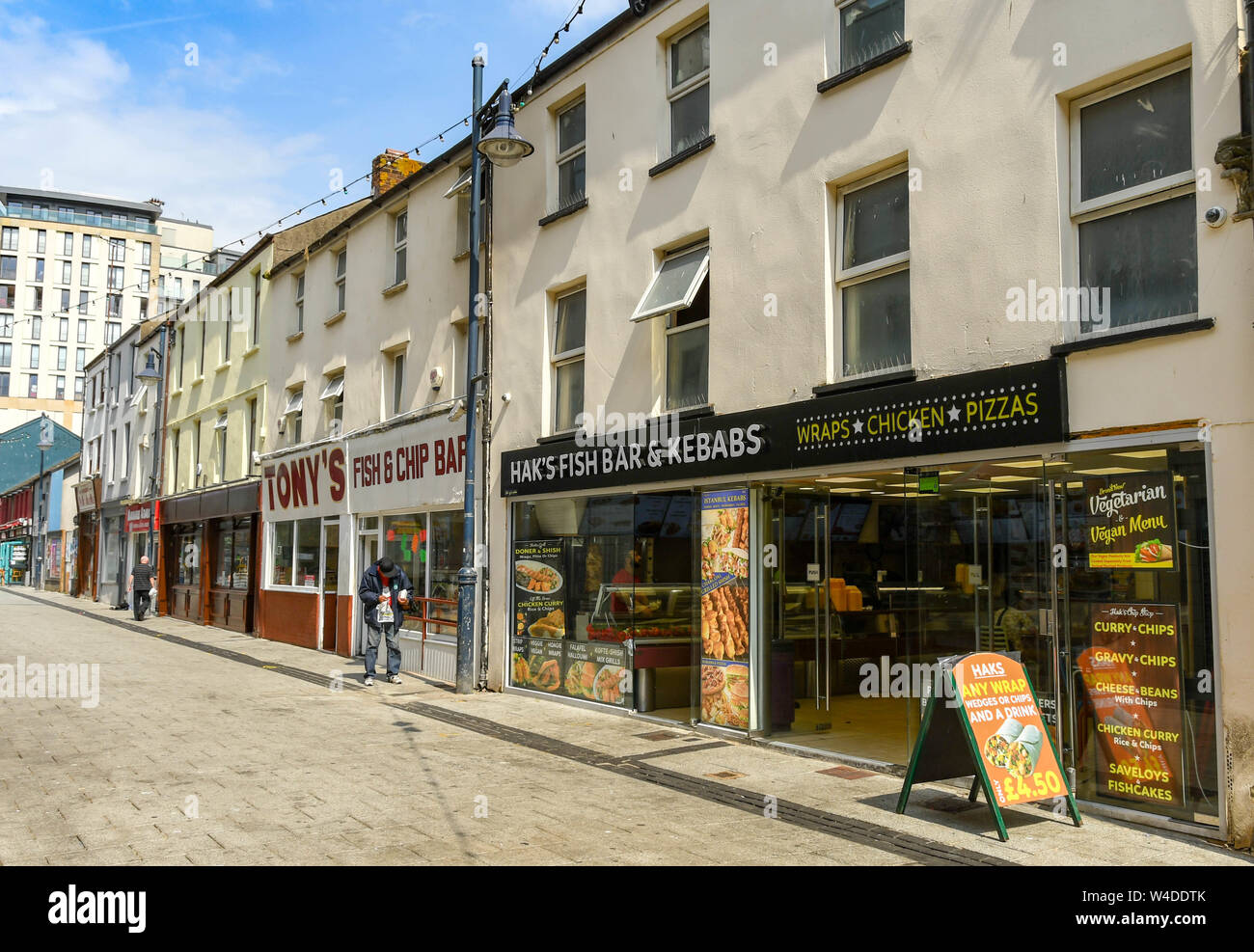 CARDIFF, WALES - Juillet 2019 : Caroline Street dans le centre-ville de Cardiff. Il est populaire auprès des personnes qui cherchent à curry et plaquettes après une nuit dehors. Banque D'Images