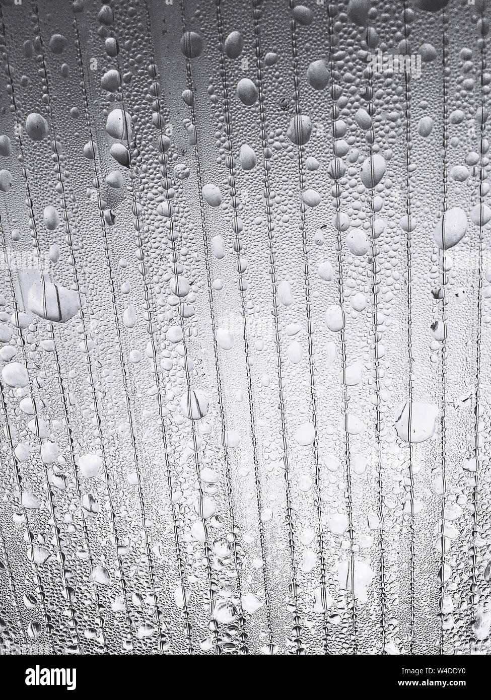 Résumé image en noir et blanc avec de la pluie tomber et les lignes Banque D'Images