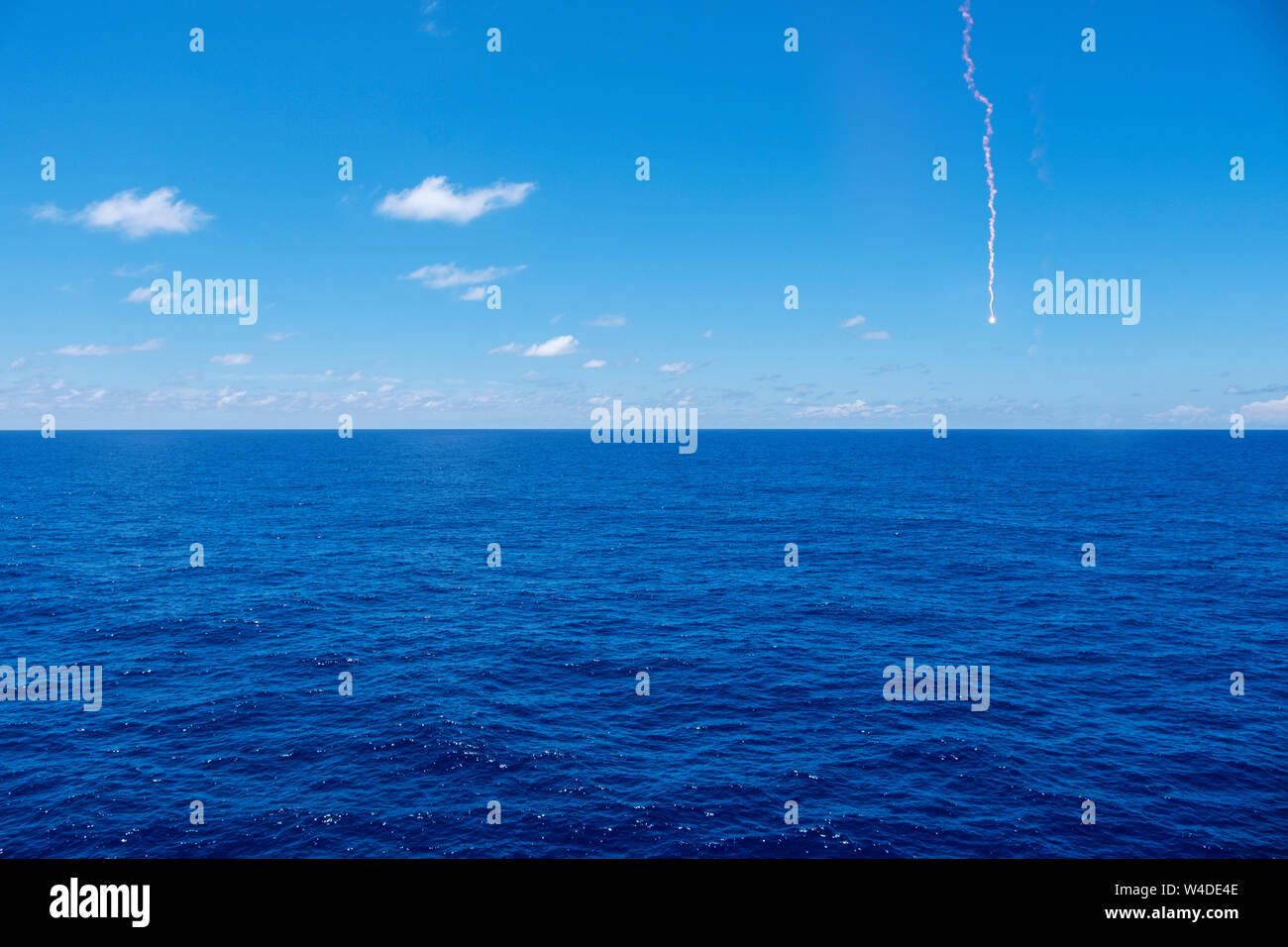 Vaste océan bleu avec un signal de détresse au-dessus de l'horizon Banque D'Images