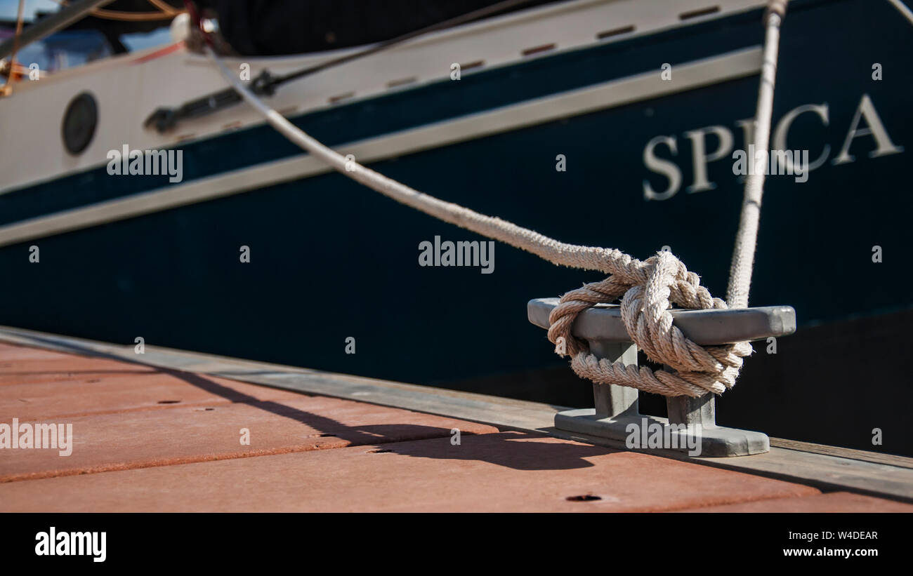 Bateau à voile amarré au ponton. Banque D'Images