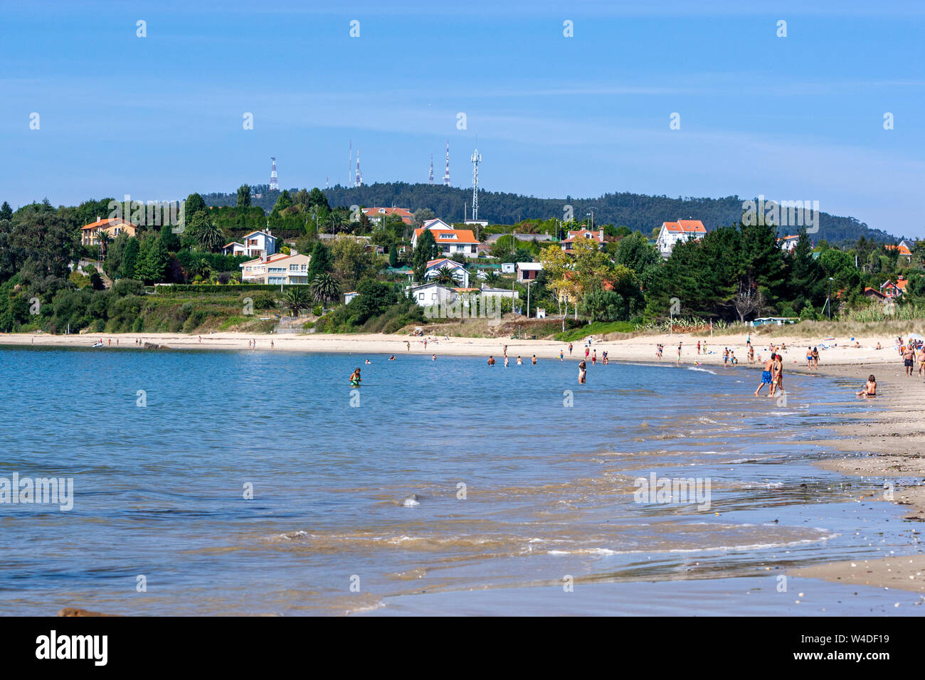 Les personnes ayant baignoire à Praia de Seselle, plage à Ares, province de La Corogne, Galice, Espagne Banque D'Images