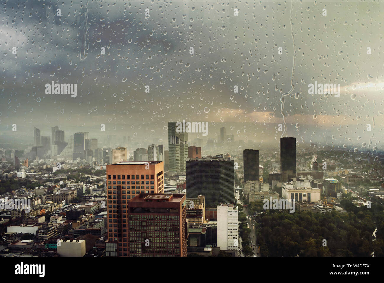 Jours de pluie à Mexico avec Alameda Central Park (à droite). Vue aérienne avec une ambiance digne et de gouttes de texture. CDMX, au Mexique. Mai 2019 Banque D'Images