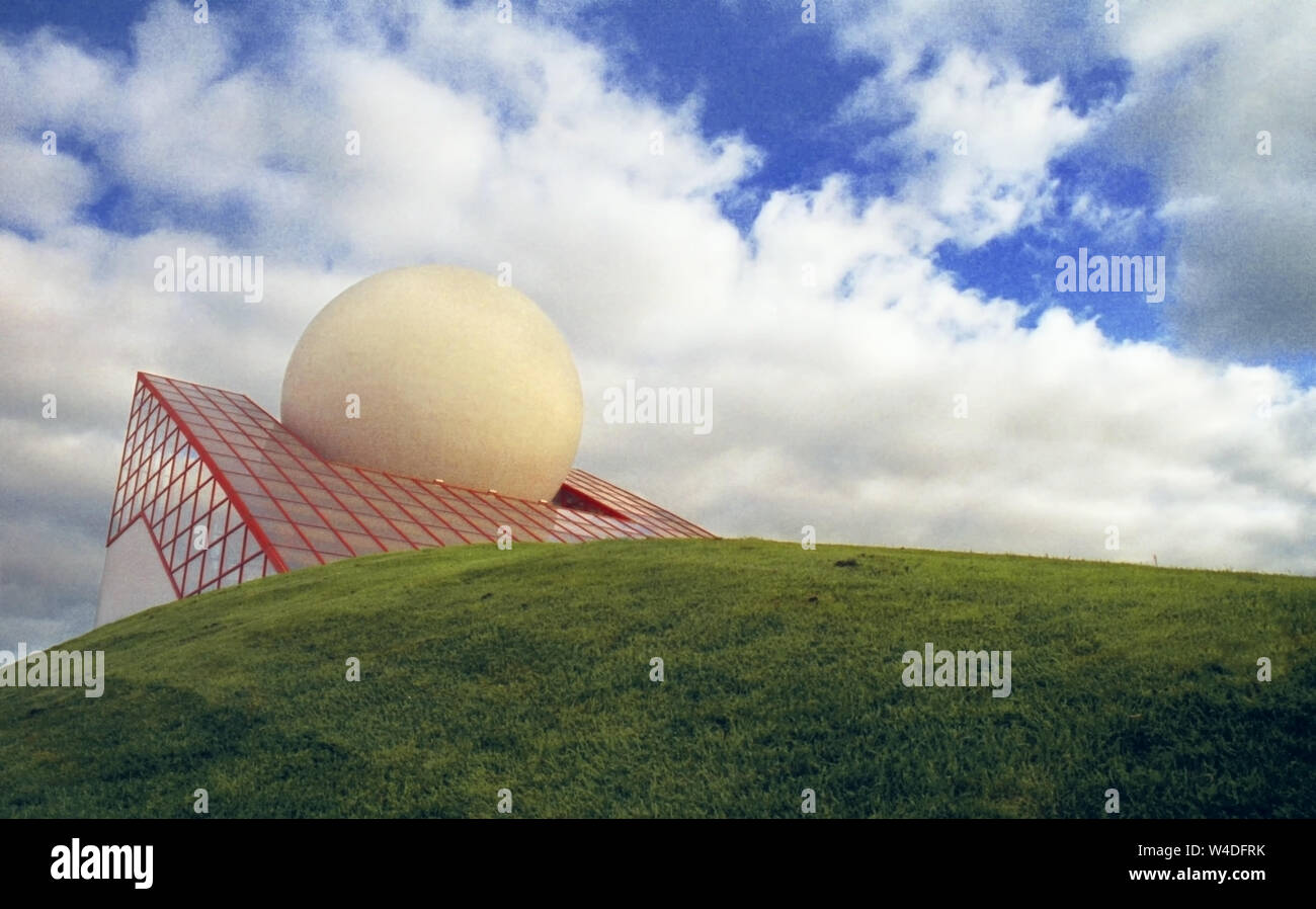 Pavillon du Futuroscope, Parc du Futuroscope, la Vienne, Nouvelle-Aquitaine, France : architecture d'avant-garde avec prisme en verre et giant balle blanche. Banque D'Images