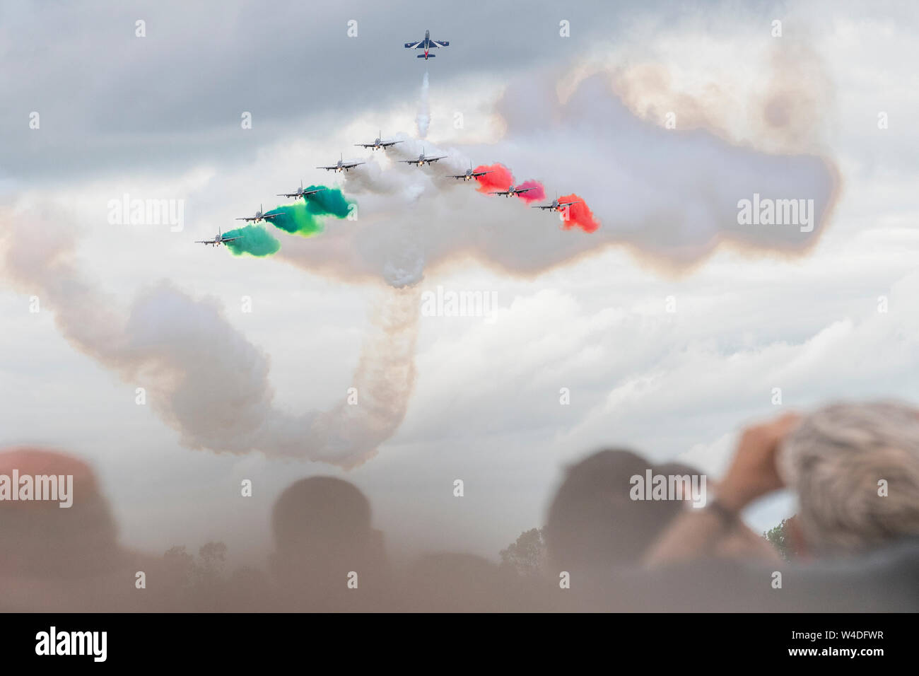 L'Armée de l'air italienne a fourni la surbrillance pour beaucoup dans l'issue des formations, des expositions solo et de fumée-flag de la diffusion en continu à 10 Aermacchi-339A à la RAF Fairford, Gloucestershire, Royaume-Uni. 21 juillet 2019. Banque D'Images
