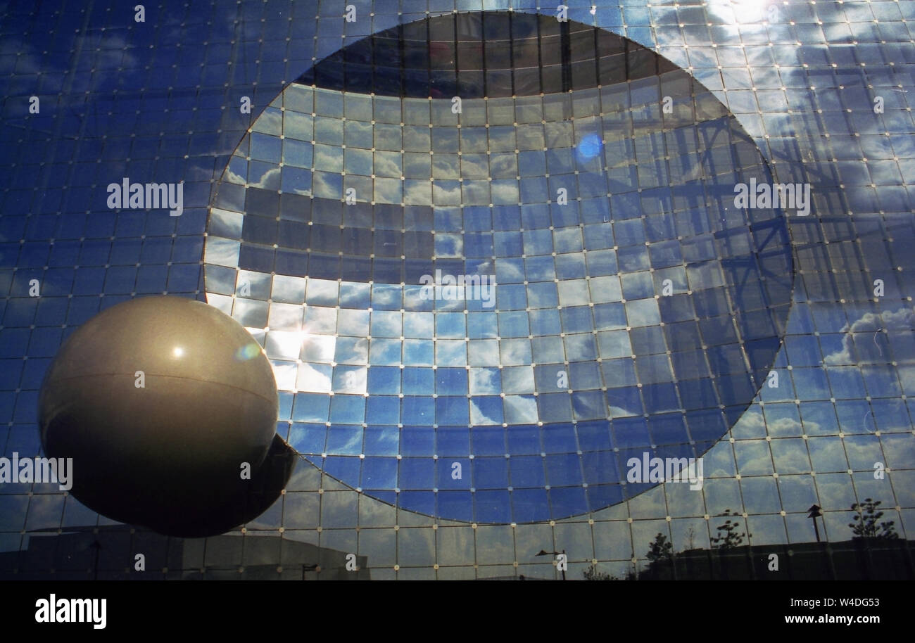 Architecture d'avant-garde : l'immense façade en verre et acier de l'Imax 3D, le Futuroscope, la Vienne, Nouvelle-Aquitaine, France Banque D'Images