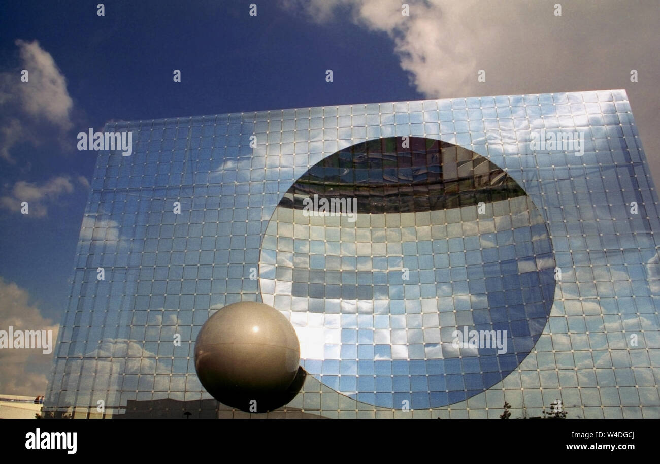 Architecture d'avant-garde : l'immense façade en verre et acier de l'Imax 3D, le Futuroscope, la Vienne, Nouvelle-Aquitaine, France Banque D'Images