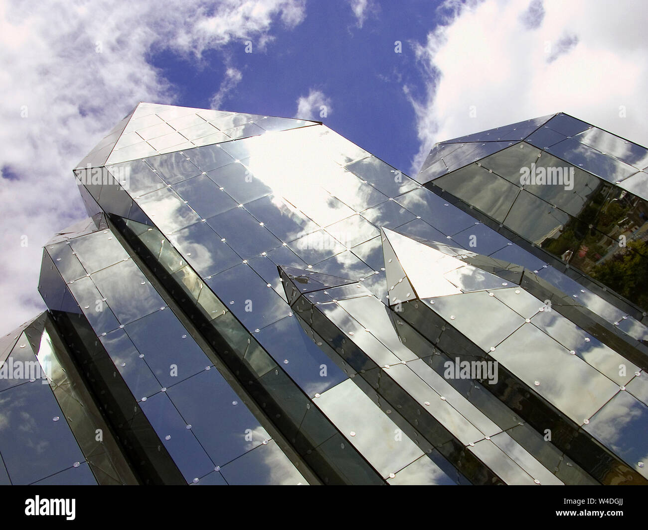 Architecture d'avant-garde : l'énorme cristal de verre et d'acier, Kinemax, Futuroscope, Vienne, Nouvelle-Aquitaine, France : Banque D'Images