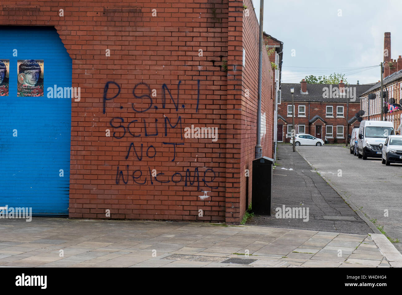 La police anti- graffiti sur un mur de Belfast dans un loyaliste de Belfast. Banque D'Images