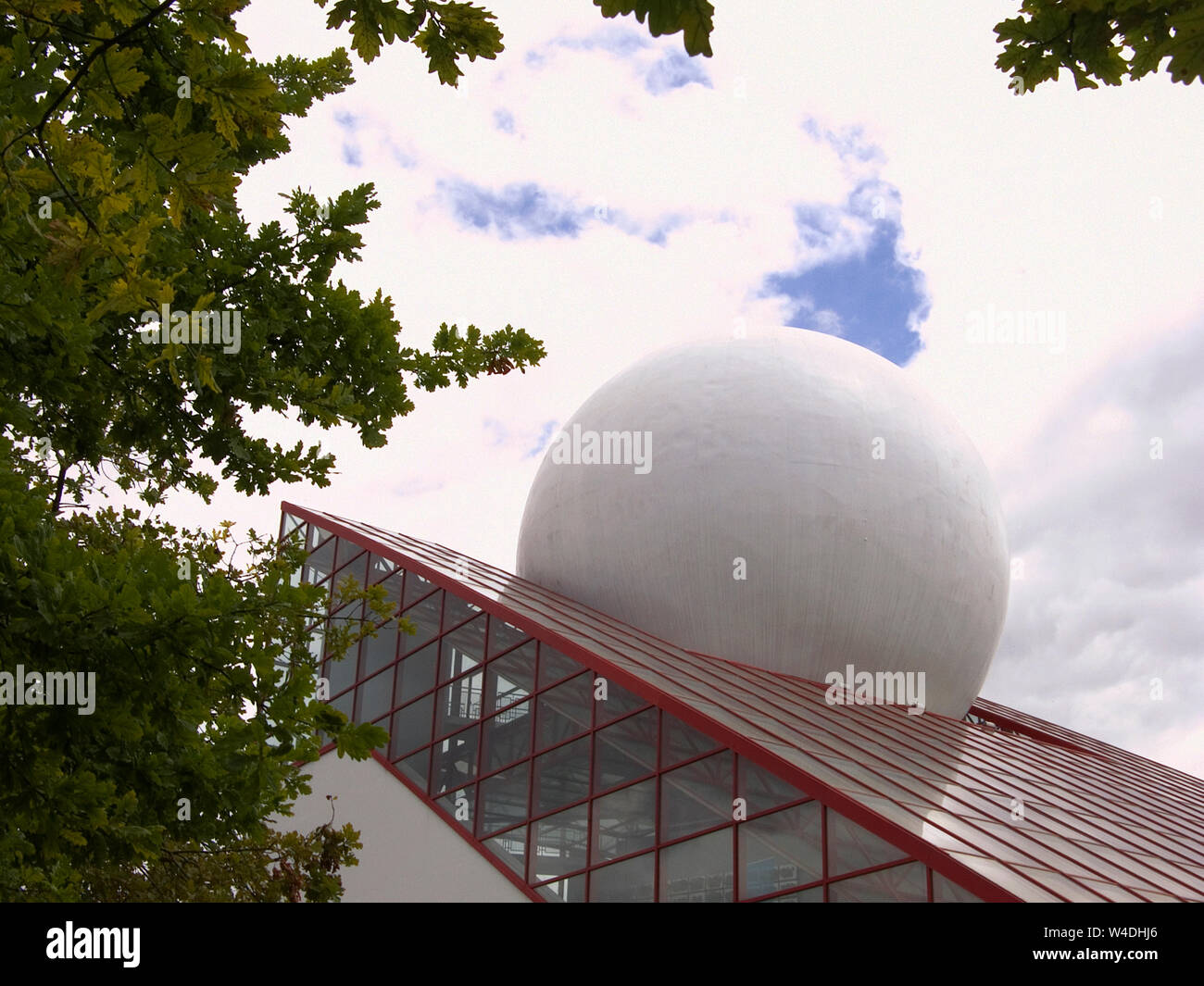 Pavillon du Futuroscope, Parc du Futuroscope, la Vienne, Nouvelle-Aquitaine, France : architecture d'avant-garde : prisme de verre et giant balle blanche Banque D'Images