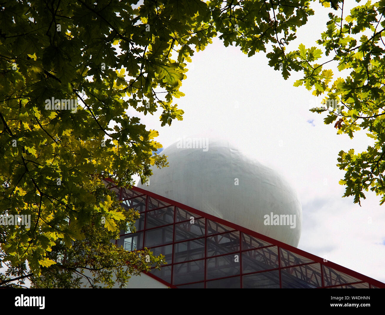 Pavillon du Futuroscope, Parc du Futuroscope, la Vienne, Nouvelle-Aquitaine, France : architecture d'avant-garde : prisme de verre et giant balle blanche Banque D'Images