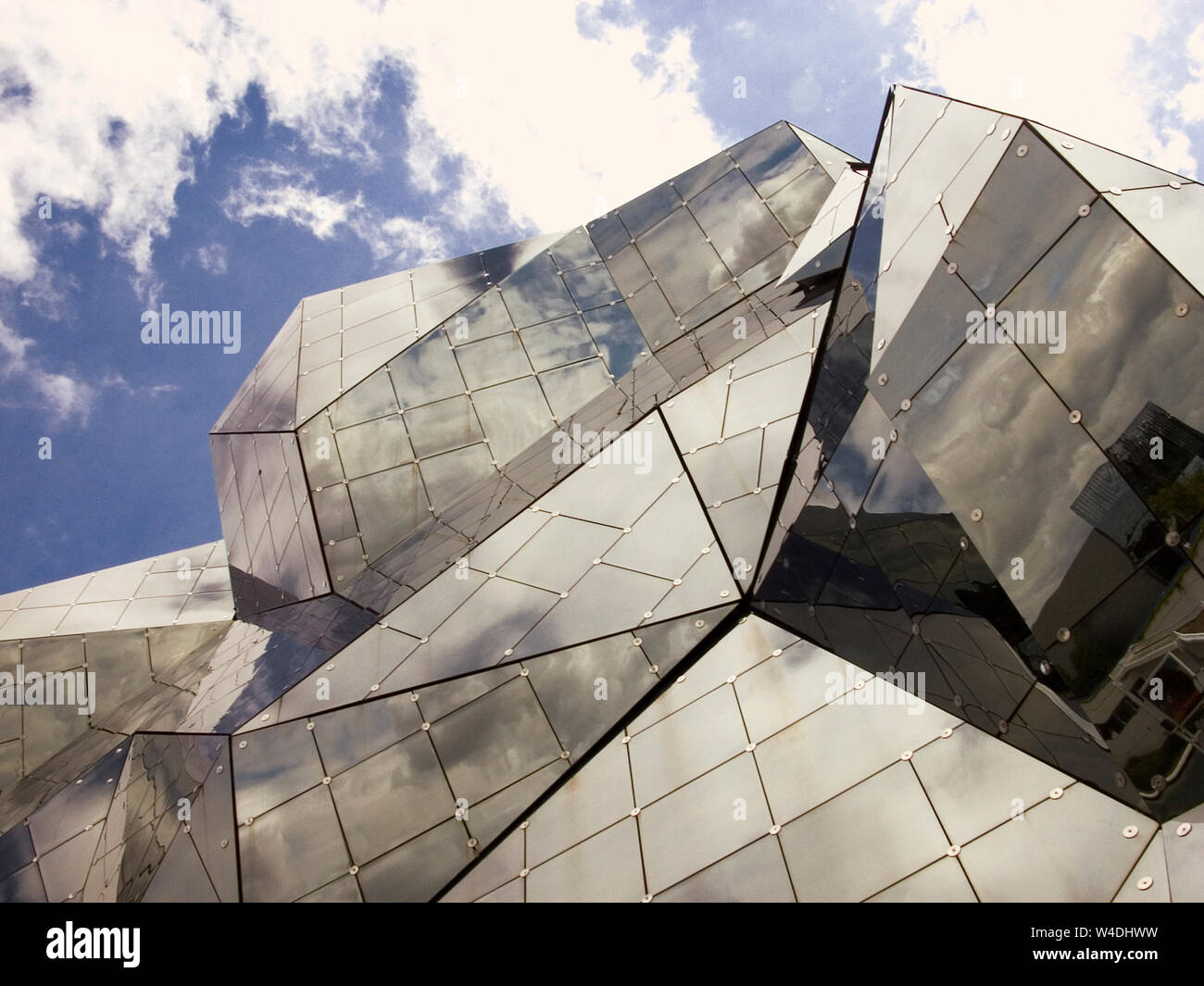 Architecture d'avant-garde : l'énorme cristal de verre et d'acier, Kinemax, Futuroscope, Vienne, Nouvelle-Aquitaine, France Banque D'Images
