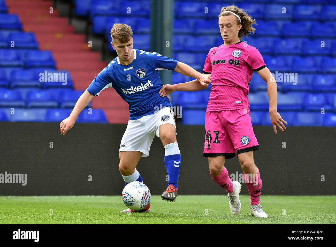 OLDHAM, Angleterre 20 juillet Harry Robinson l'Oldham Athletic et Rochdale AFC's Luc Matheson en action lors de la pré-saison match amical entre et Rochdale Oldham Athletic à Boundary Park, Oldham le samedi 20 juillet 2019. (Crédit : Eddie Garvey | MI News) Banque D'Images