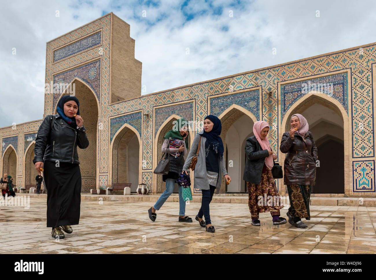 Les jeunes femmes ouzbeks dans la cour de la mosquée Kalon (Kalan), Boukhara, Ouzbékistan Banque D'Images