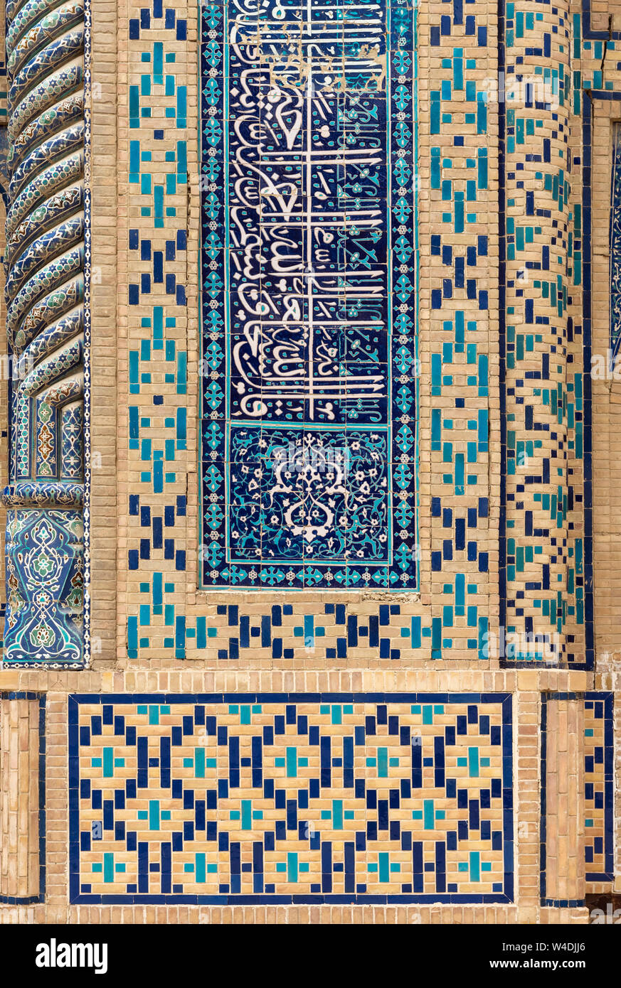 Close-up of mosaic wall avec calligraphie islamique à Medressa Oulougbek, Boukhara, Ouzbékistan Banque D'Images
