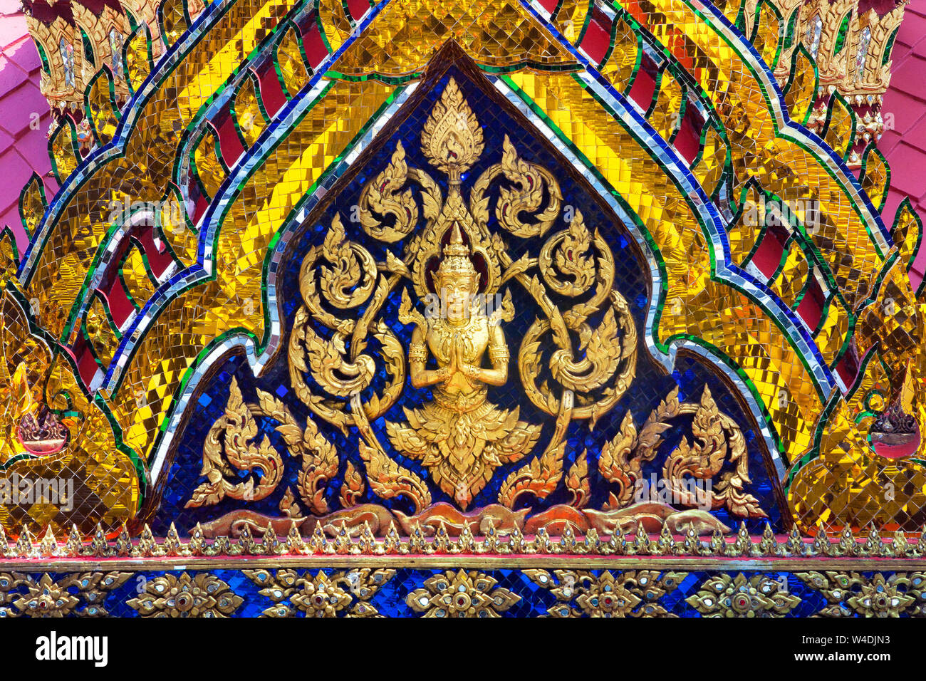 Détail d'une des portes de la Maha Prasat groupe au Grand Palais à Bangkok, Thaïlande. Banque D'Images