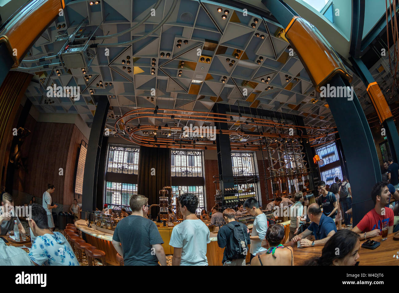 MILAN, ITALIE - 29 juin 2019 : grand angle de visualisation de l'intérieur du concept store Starbucks à Milan, savoir que Starbucks torréfaction du Réserve. Banque D'Images