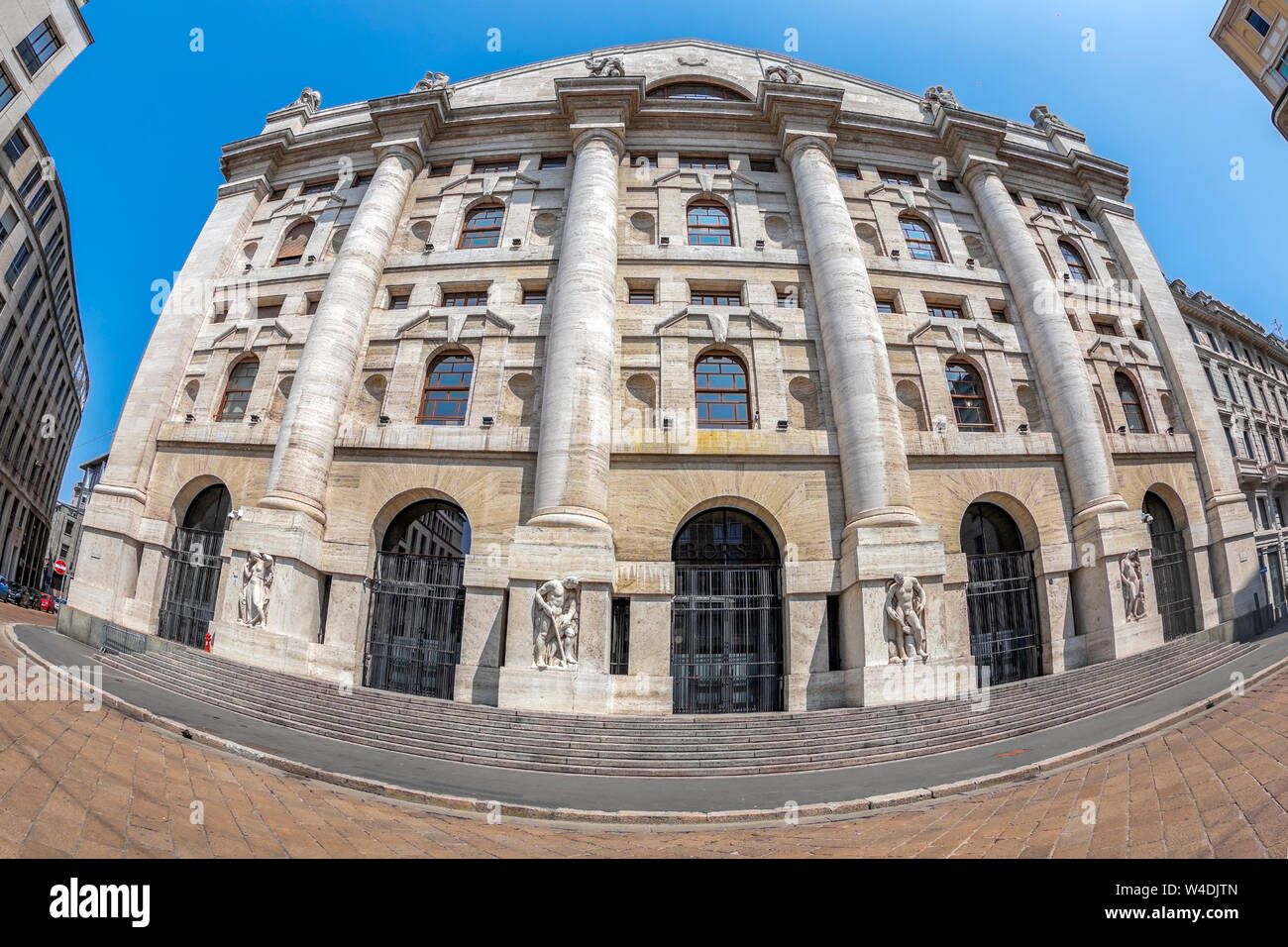 MILAN, ITALIE - 29 juin 2019 : Le Palazzo Mezzanotte situé dans la Piazza degli Affari, appelé Palais de la Bourse, construit entre 1929-1932. Banque D'Images