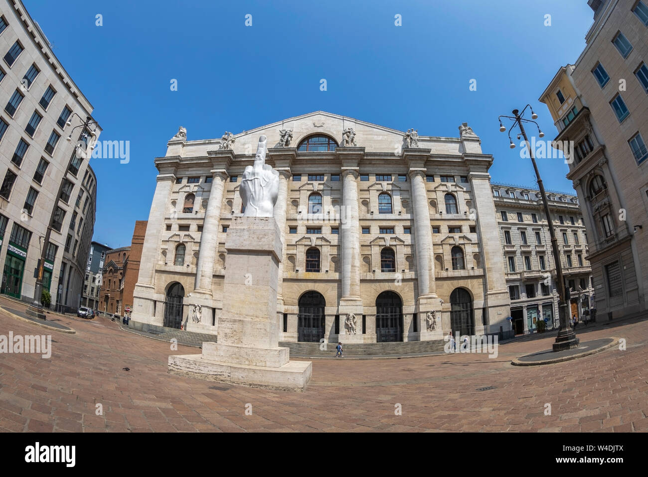 MILAN, ITALIE - 29 juin 2019 : Le Palazzo Mezzanotte situé dans la Piazza degli Affari, Palais de la Bourse. En face est la statue DODJI EST RESTÉ À LA CAVE Banque D'Images