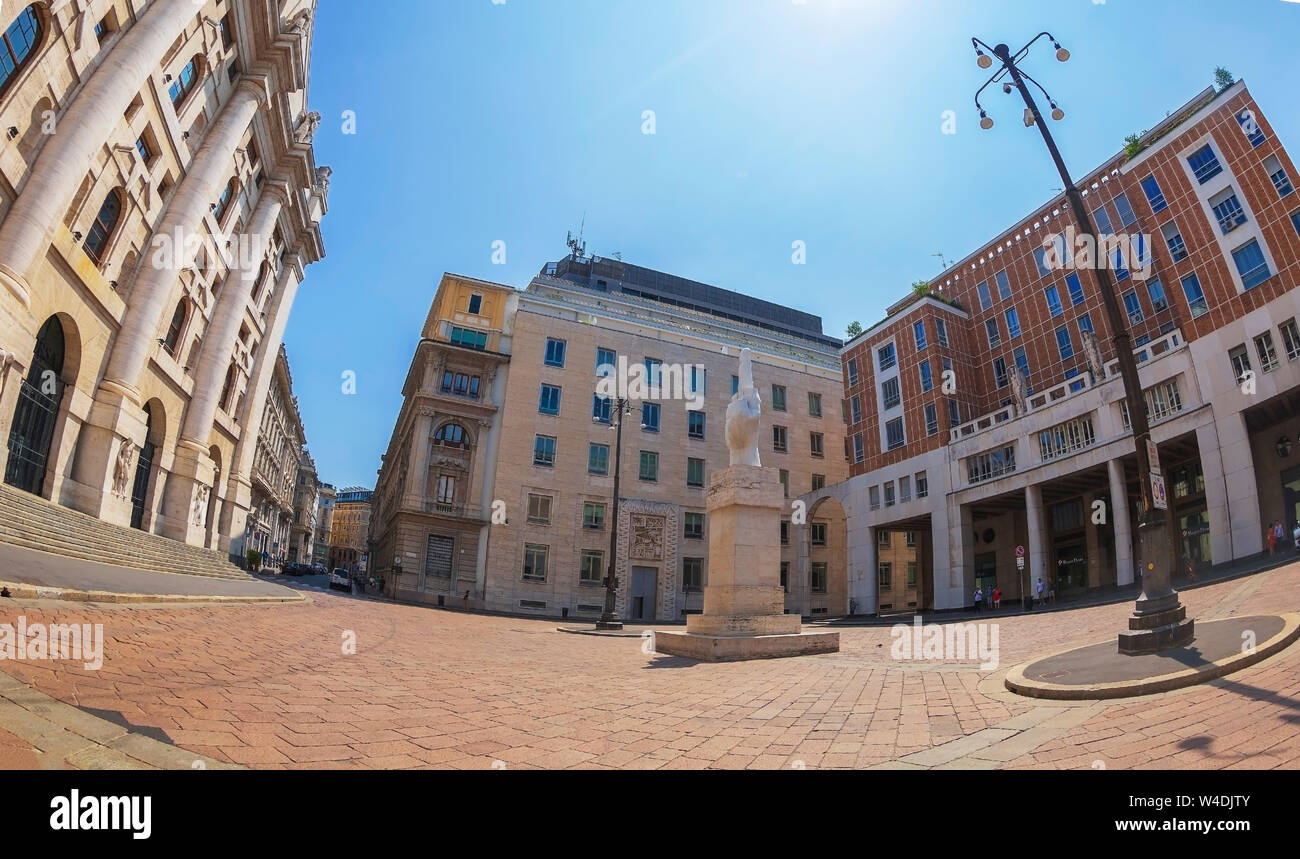 MILAN, ITALIE - 29 juin 2019 : La Piazza degli Affari avec le Palazzo Mezzanotte, Palais de la Bourse et la statue DODJI EST RESTÉ À LA CAVE Banque D'Images