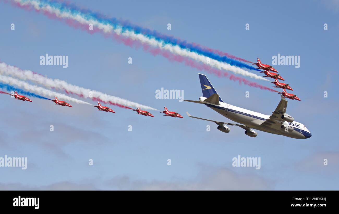 British Airways Boeing 747 et les flèches rouges d'effectuer un défilé aérien spécial au Royal International Air Tattoo célébrant le centenaire de British Airways Banque D'Images