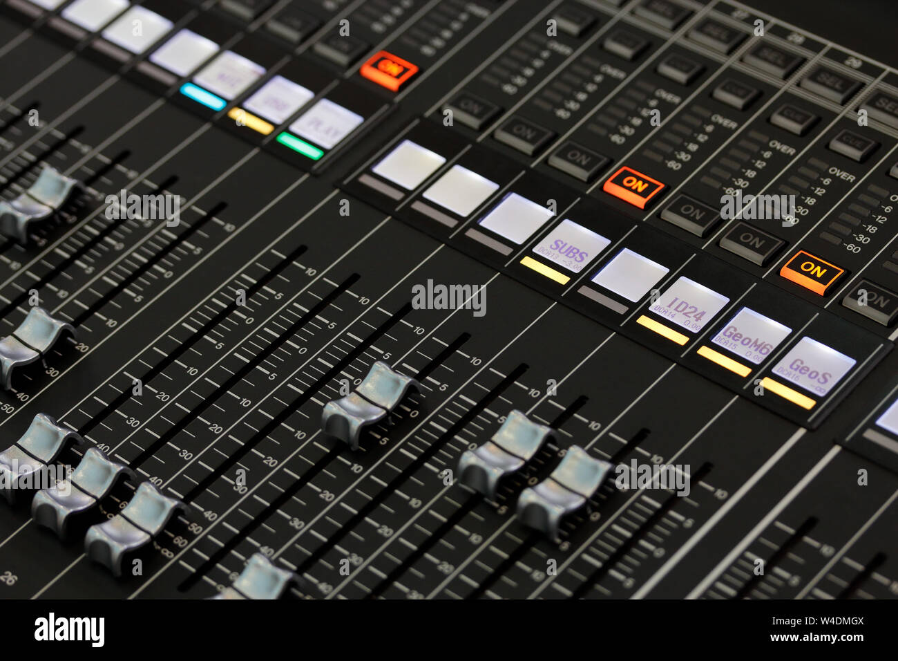 Contrôle d'une console de mixage audio numérique. Focus sélectif. Banque D'Images