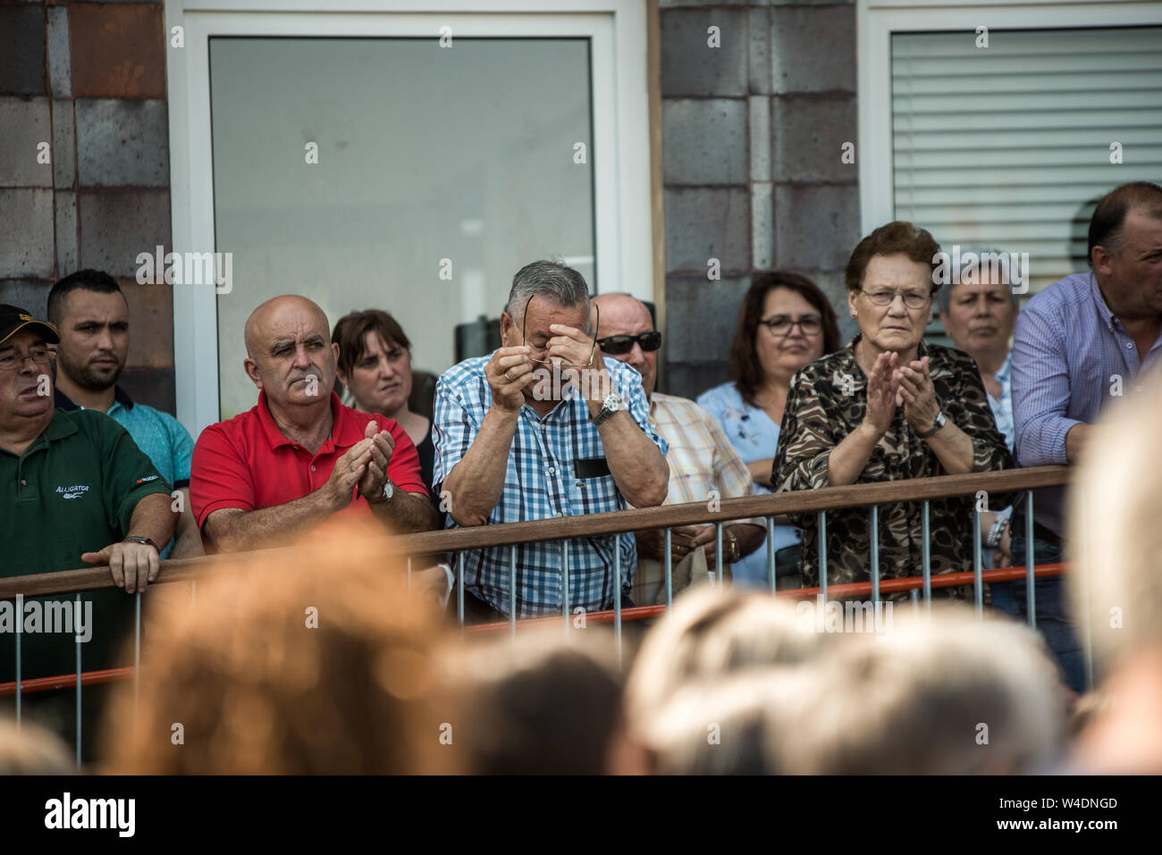 Les gens de Vilalba prendre pat dans la protestation.Des dizaines de personnes ont manifesté à Vilalba, Espagne, contre la violence de genre à la suite du meurtre d'une femme aux mains de son ex-mari. La violence de genre en Espagne est un fléau social avec lequel la population et les forces politiques sont très conscients. C'est meurtre numéro 34 cette année en Espagne. Banque D'Images