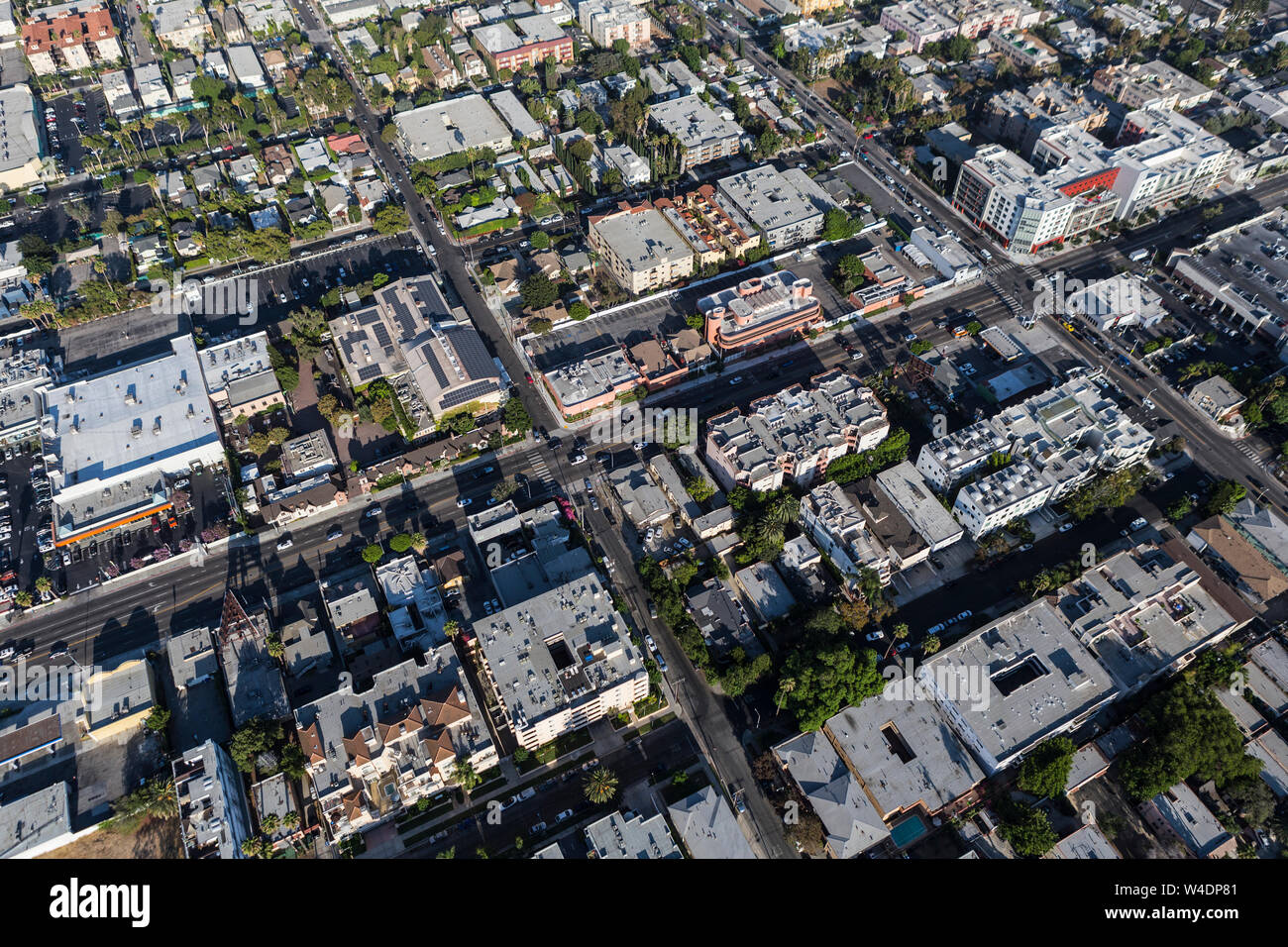 Appartements de grande hauteur et les immeubles commerciaux le long de La Brea Ave dans le quartier d'Hollywood de Los Angeles, Californie. Banque D'Images