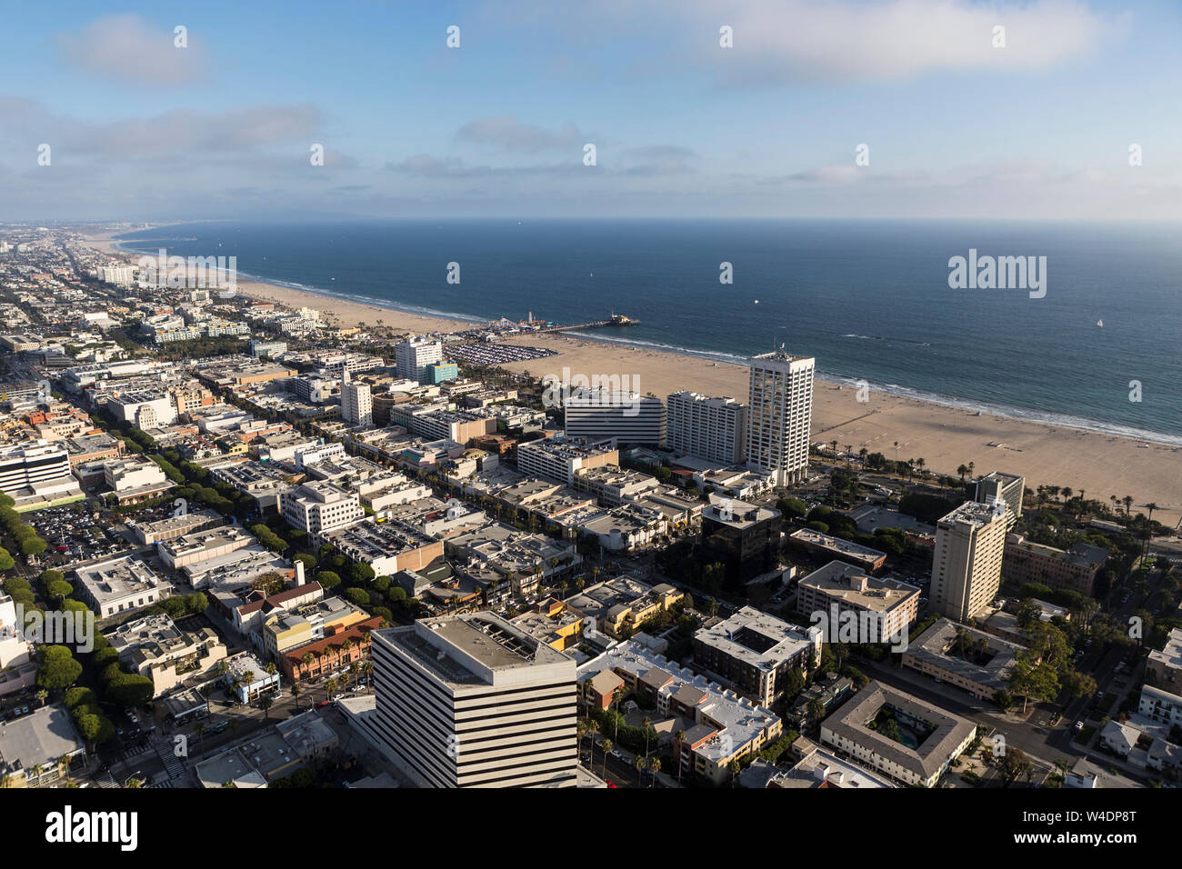 Vue aérienne de la ville de Santa Monica des rues, des bâtiments et de la plage dans le comté de Los Angeles, en Californie. Banque D'Images