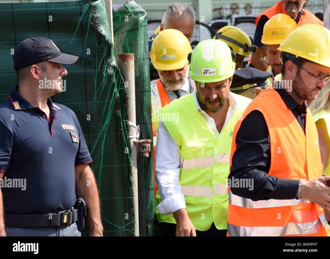 Firenze, Italia. 22 juillet, 2019. Foto Stefano Cavicchi/LaPresse22-07-2019 FIRENZE, Italia e treni dans PoliticaCentraline bruciate ritardo, Salvini alla stazione di Firenze Rovezzano dopo attentato Nella foto : Salvini durante il sopralluogoFoto Stefano Cavicchi/LaPresse Juillet 22th, 2019 Florence, Italie le chaos dans PoliticsRail Florence après l'incendie suspect sur le haut-débit lineIn pic : Le ministre de l'intérieur, Matteo Salvini sur les lieux de l'incendie : Crédit LaPresse/Alamy Live News Banque D'Images