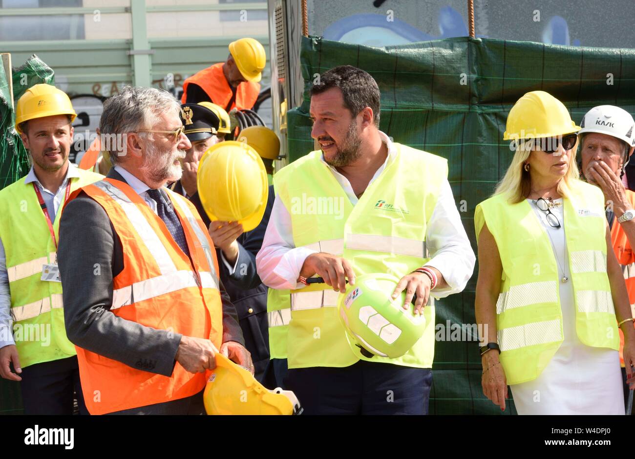 Firenze, Italia. 22 juillet, 2019. Foto Stefano Cavicchi/LaPresse22-07-2019 FIRENZE, Italia e treni dans PoliticaCentraline bruciate ritardo, Salvini alla stazione di Firenze Rovezzano dopo attentato Nella foto : Salvini durante il sopralluogoFoto Stefano Cavicchi/LaPresse Juillet 22th, 2019 Florence, Italie le chaos dans PoliticsRail Florence après l'incendie suspect sur le haut-débit lineIn pic : Le ministre de l'intérieur, Matteo Salvini sur les lieux de l'incendie : Crédit LaPresse/Alamy Live News Banque D'Images